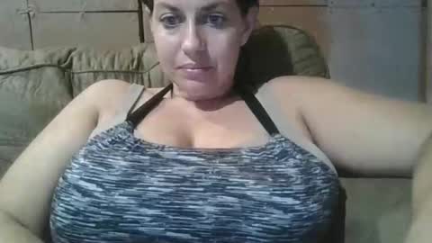Snapshot of beccabee37 chatting on 10/21/25, 11:16 beccabee37 online show from 10/21/25, 11:16