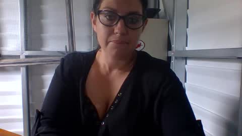 Snapshot of beccabee37 chatting on 03/25/26, 04:24 beccabee37 online show from 03/25/26, 04:24