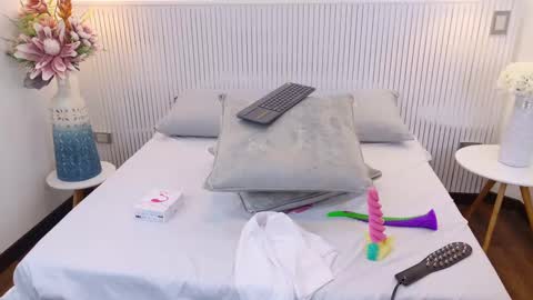 Laura Tobon online show from 10/03/25, 08:17