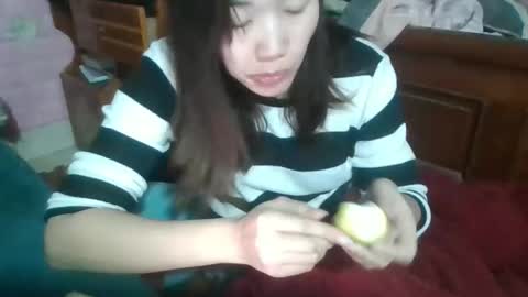 Snapshot of beebaby_xx chatting on 12/18/25, 02:17 beebaby_xx online show from 12/18/25, 02:17