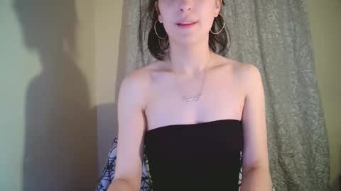 Snapshot of beezlebabee chatting on 10/29/25, 06:42 Mia online show from 10/29/25, 06:42