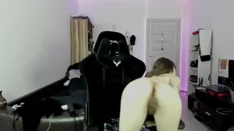 Lisa online show from 09/29/25, 02:11