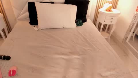 Snapshot of belacampbell chatting on 10/15/25, 06:35 Bela online show from 10/15/25, 06:35