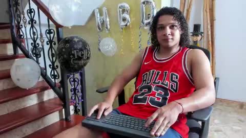 independent model online show from 11/08/25, 11:03