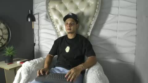independent model online show from 07/26/26, 12:19