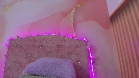 Snapshot of bella__sweets chatting on 12/20/25, 10:55 Melanie online show from 12/20/25, 10:55