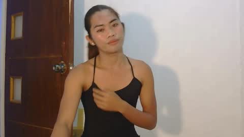 Snapshot of bella_bliss14 chatting on 11/13/25, 02:05 bella_bliss14 online show from 11/13/25, 02:05