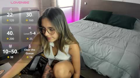 Snapshot of bella_blue_ chatting on 10/15/25, 06:30 bella_blue_ online show from 10/15/25, 06:30