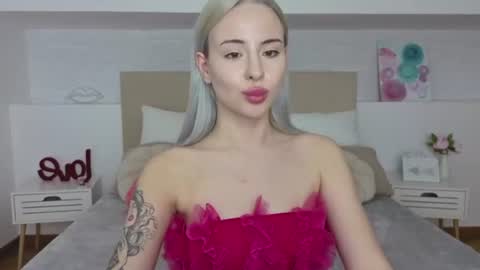 Snapshot of bella_crazyy chatting on 06/11/26, 06:44 Bella online show from 06/11/26, 06:44
