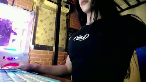 Snapshot of bella_fvcker69 chatting on 06/12/26, 04:39 Bella online show from 06/12/26, 04:39