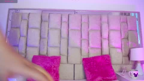 Snapshot of bella_haimi chatting on 06/09/26, 03:51 bella online show from 06/09/26, 03:51