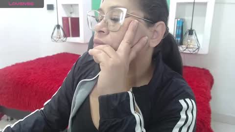 lady online show from 10/01/25, 11:27