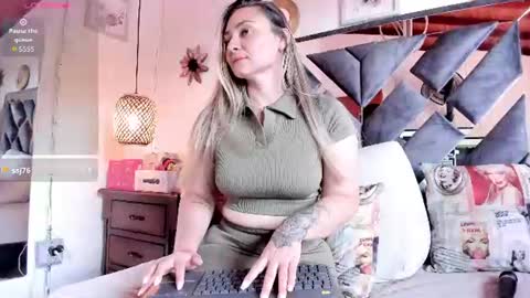 bella_volup online show from 07/27/26, 04:36