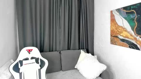 Snapshot of bella_xx_ chatting on 10/08/25, 03:15 Hi I am Bella I am a first day here online show from 10/08/25, 03:15