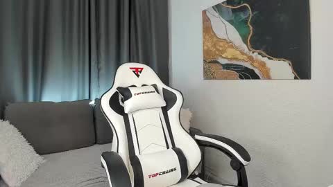 Snapshot of bella_xx_ chatting on 10/24/25, 03:14 Hi I am Bella I am a first day here online show from 10/24/25, 03:14