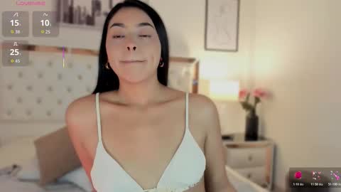 Snapshot of bellaa__jones chatting on 02/25/26, 01:32 Bella online show from 02/25/26, 01:32