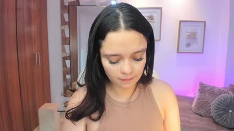  Bella Hadid  online show from 12/14/24, 11:29