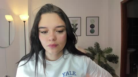  Bella Hadid  online show from 12/17/24, 11:39