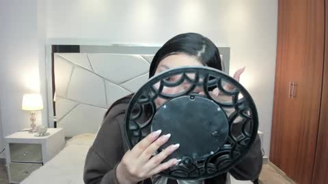  Bella Hadid  online show from 12/22/24, 11:33
