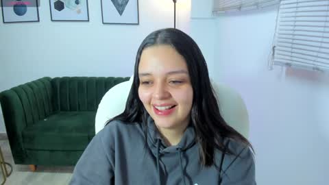 Bella Hadid  online show from 12/28/24, 11:52