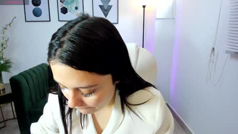  Bella Hadid  online show from 12/29/24, 01:38