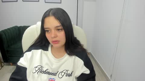  Bella Hadid  online show from 01/05/25, 10:53