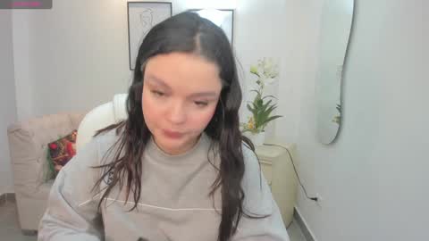  Bella Hadid  online show from 01/07/25, 11:16