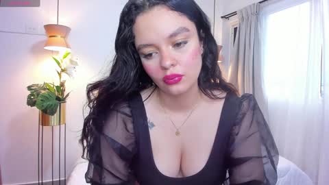  Bella Hadid  online show from 02/06/25, 11:43