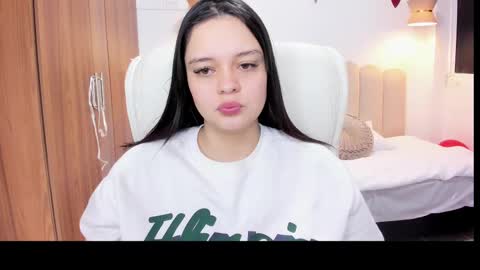  Bella Hadid  online show from 02/16/25, 11:27