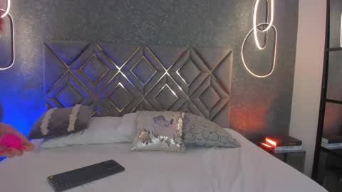 Snapshot of bellaa_swant chatting on 11/22/25, 07:57 Cris online show from 11/22/25, 07:57