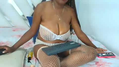 Snapshot of bellabelluci chatting on 11/26/25, 07:59 BELLA online show from 11/26/25, 07:59