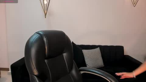 Snapshot of bellacarteer_ chatting on 11/12/25, 12:05 Bella C online show from 11/12/25, 12:05