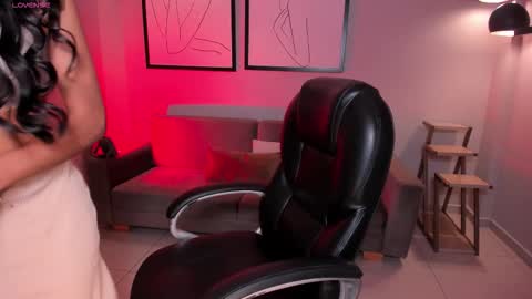 Snapshot of bellacarteer_ chatting on 11/17/25, 12:22 Bella C online show from 11/17/25, 12:22