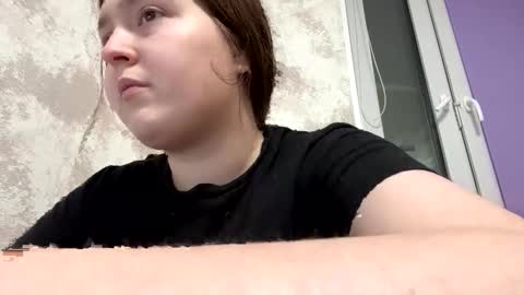 Snapshot of bellahadid8 chatting on 12/17/25, 08:04 Charming Hamster online show from 12/17/25, 08:04