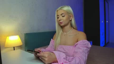Snapshot of bellamur_ chatting on 04/19/26, 02:33 Bella online show from 04/19/26, 02:33