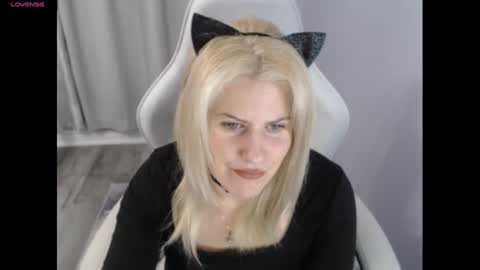 Snapshot of bellastar84 chatting on 10/31/25, 12:06 Starr40 online show from 10/31/25, 12:06