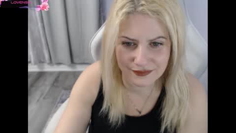 Snapshot of bellastar84 chatting on 11/17/25, 12:22 Starr40 online show from 11/17/25, 12:22