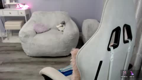 Snapshot of bellastar84 chatting on 12/17/25, 12:55 Starr40 online show from 12/17/25, 12:55