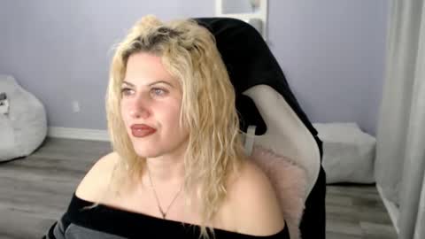 Snapshot of bellastar84 chatting on 12/22/25, 11:40 Starr40 online show from 12/22/25, 11:40