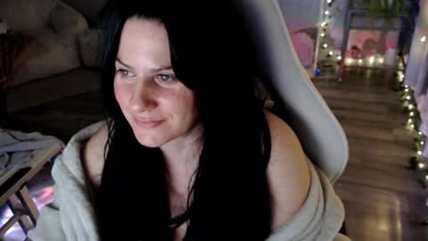 Snapshot of bellastar84 chatting on 04/17/26, 07:44 Starr40 online show from 04/17/26, 07:44