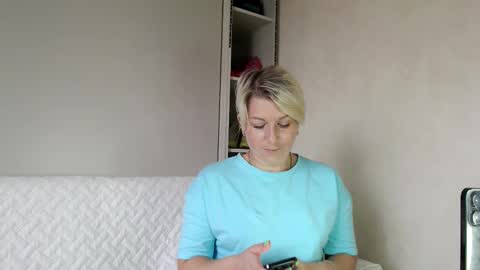 Snapshot of bellastrong_ chatting on 10/15/25, 06:02 Bella online show from 10/15/25, 06:02