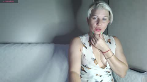 Snapshot of bellastrong_ chatting on 10/19/25, 03:40 Bella online show from 10/19/25, 03:40
