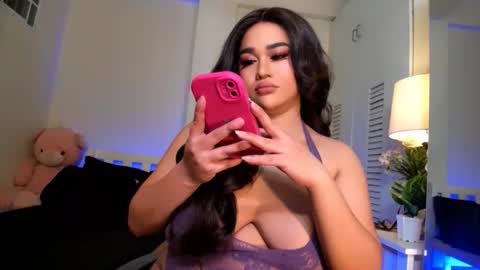 Snapshot of bellaswildcummer chatting on 10/18/25, 10:10 BELLA JONES online show from 10/18/25, 10:10