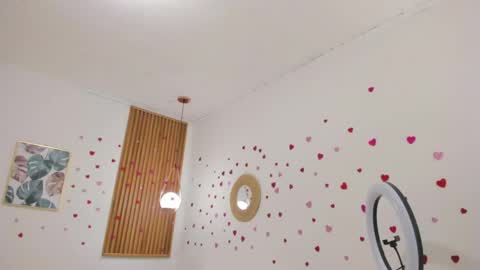 Snapshot of bellawoods_ chatting on 05/15/26, 12:34 laukyubey online show from 05/15/26, 12:34