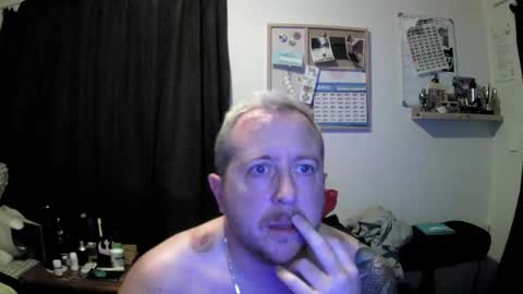 Snapshot of benjohny10 chatting on 12/18/25, 08:20 benzguy online show from 12/18/25, 08:20