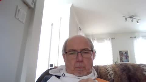 Snapshot of bernard1102 chatting on 01/10/25, 03:27 bernard1102 online show from 01/10/25, 03:27