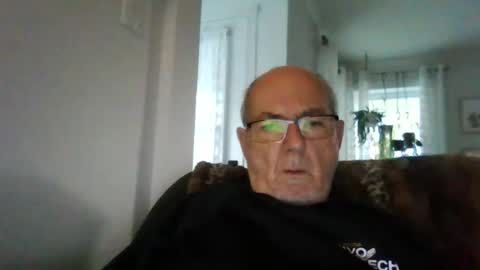 Snapshot of bernard1102 chatting on 09/11/25, 10:37 bernard1102 online show from 09/11/25, 10:37