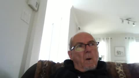 Snapshot of bernard1102 chatting on 09/14/25, 01:32 bernard1102 online show from 09/14/25, 01:32