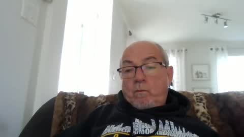 Snapshot of bernard1102 chatting on 09/15/25, 12:27 bernard1102 online show from 09/15/25, 12:27