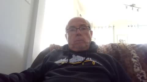 Snapshot of bernard1102 chatting on 10/09/25, 05:00 bernard1102 online show from 10/09/25, 05:00